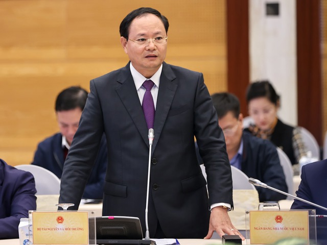 Thứ trưởng Bộ Tài nguyên và Môi trường Lê Minh Ngân trả lời phóng viên báo chí tại buổi Họp báo.