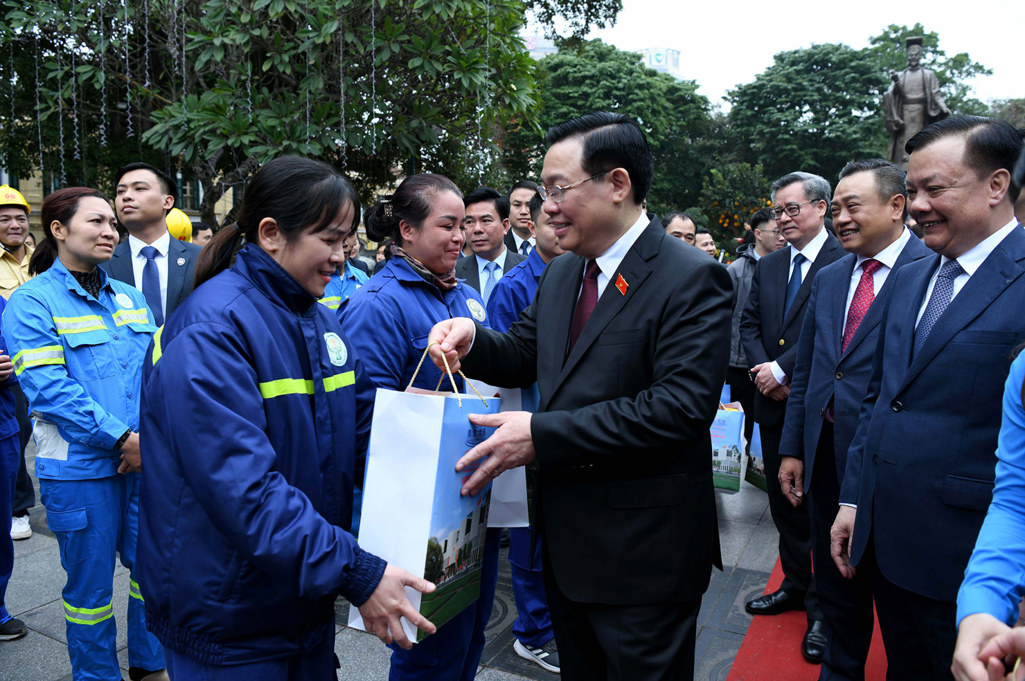 Chủ tịch Quốc hội Vương Đình Huệ trao quà tặng công nhân, người lao động Thủ đô. Ảnh: Lâm Hiển