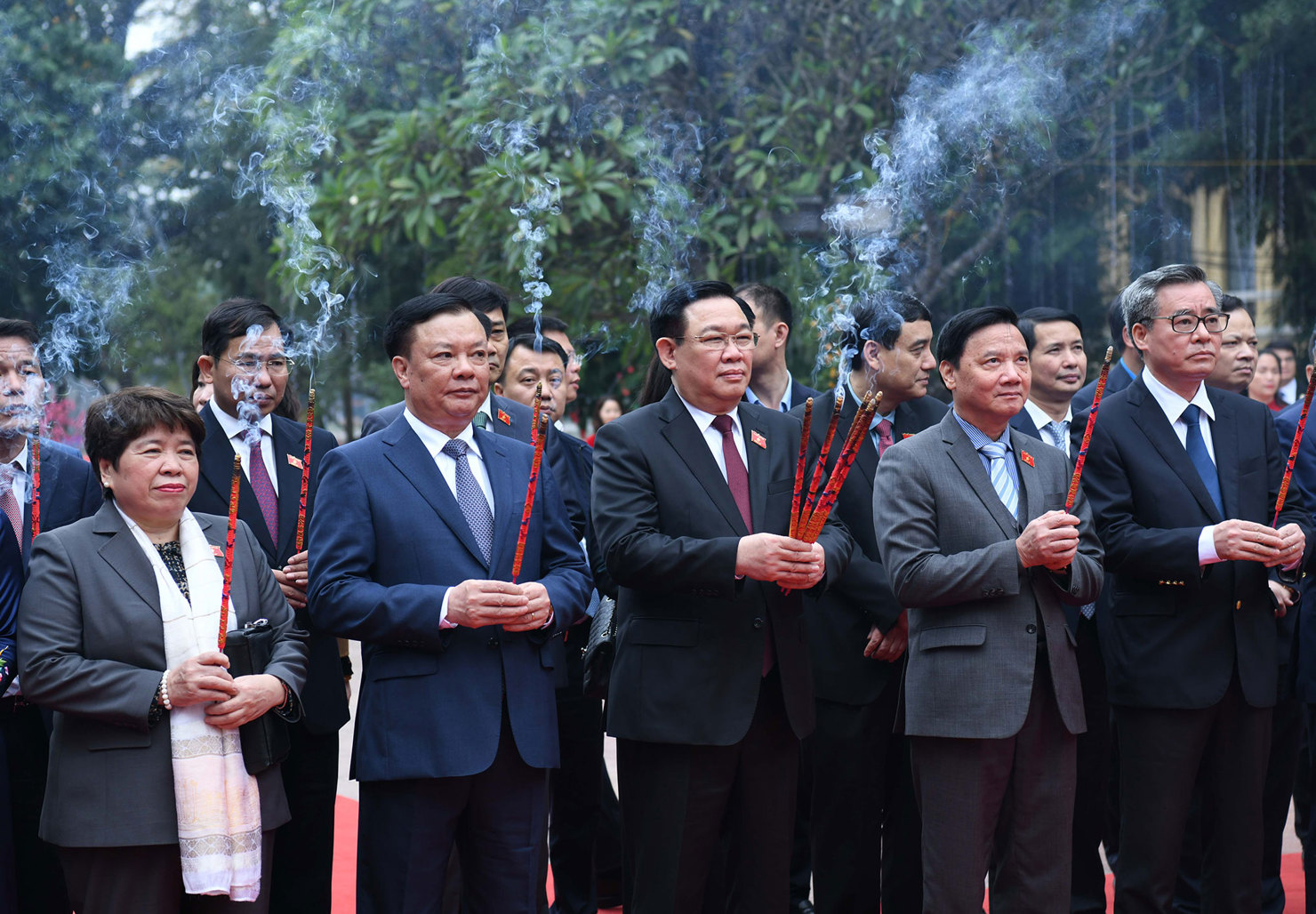 Chủ tịch Quốc hội Vương Đình Huệ cùng Đoàn công tác Trung ương và Lãnh đạo TP. Hà Nội dâng hương tại Tượng đài Vua Lý Thái Tổ. Ảnh: Lâm Hiển