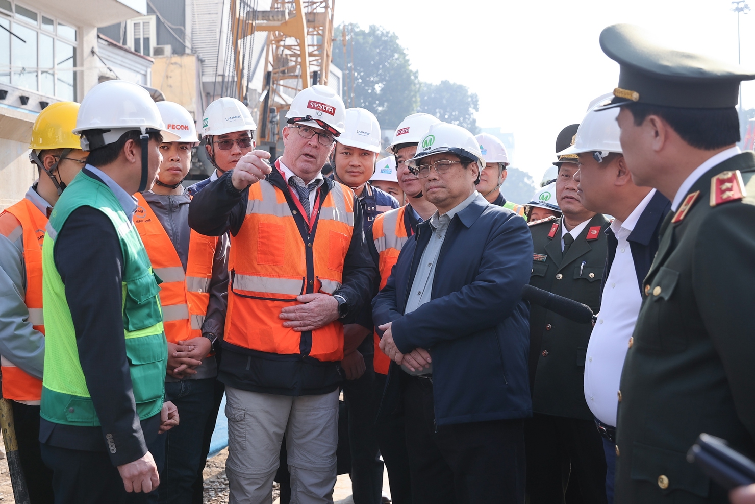 Thủ tướng nghe chuyên gia nước ngoài và cán bộ tư vấn, giám sát báo cáo về tiến độ của dự án - Ảnh: VGP/Nhật Bắc