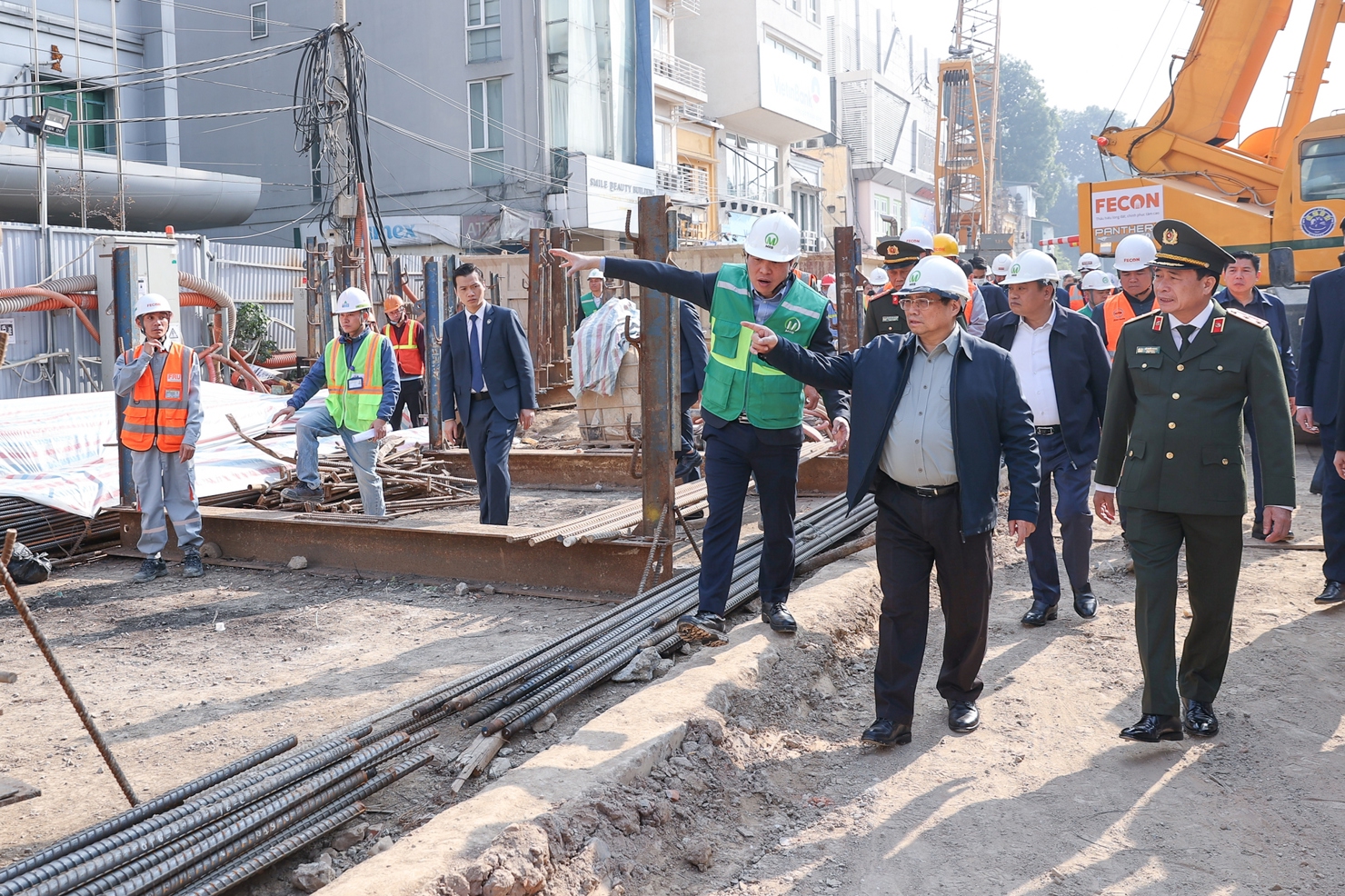 Thủ tướng hoan nghênh các nhà thầu đã nhận thức rõ về tầm quan trọng của dự án với Hà Nội, cũng như hiện trạng dự án, từ đó xác định rõ trách nhiệm, tăng cường nhân lực, máy móc để thi công xuyên Tết - Ảnh: VGP/Nhật Bắc