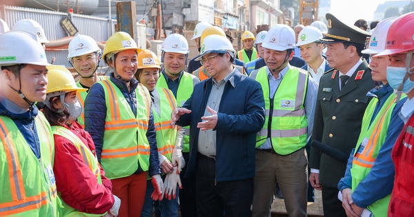 Thủ tướng Phạm Minh Chính đi kiểm tra hiện trường công tác thi công tuyến đường sắt đô thị số 3 Hà Nội (Nhổn-ga Hà Nội) và thăm, tặng quà Tết, động viên cán bộ, công nhân đang làm việc trên công trường nhà ga ngầm S12 -Ảnh: VGP/Nhật Bắc