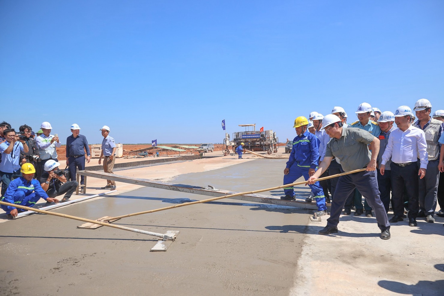 Thủ tướng cùng thi công động viên công nhân tại công trường sân bay quốc tế Long thành - Ảnh: VGP/Nhật Bắc 