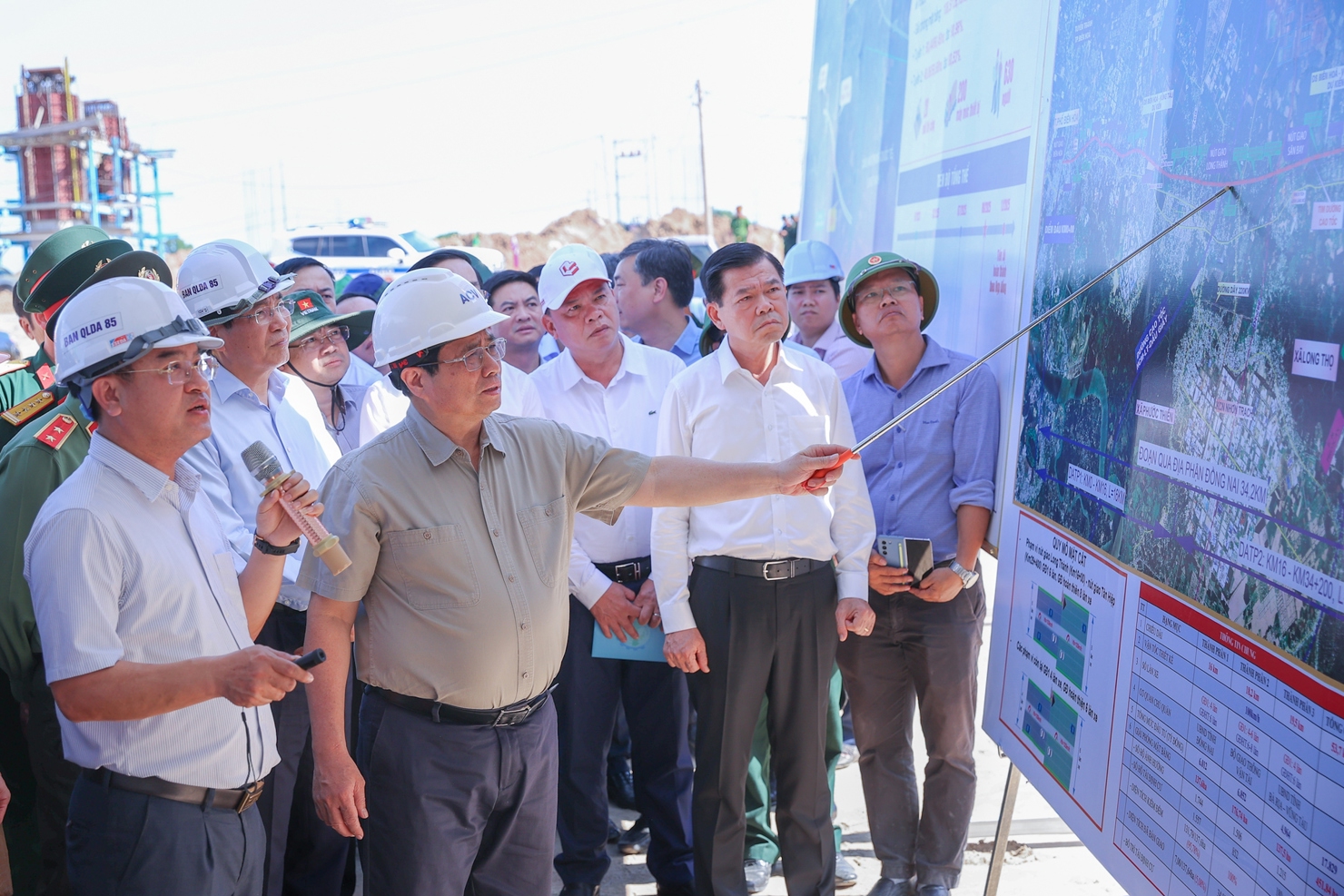 Thủ tướng nghe b&aacute;o c&aacute;o về tuyến đường bộ cao tốc Bi&ecirc;n H&ograve;a-Vũng T&agrave;u - Ảnh: VGP/Nhật Bắc &nbsp;