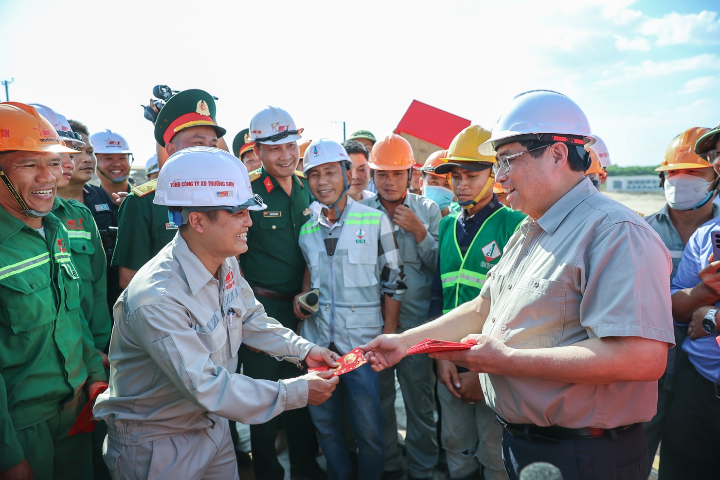 Thủ tướng kiểm tra hiện trường, thúc đẩy tiến độ 2 dự án cao tốc trọng điểm vùng Đông Nam Bộ - Ảnh 1