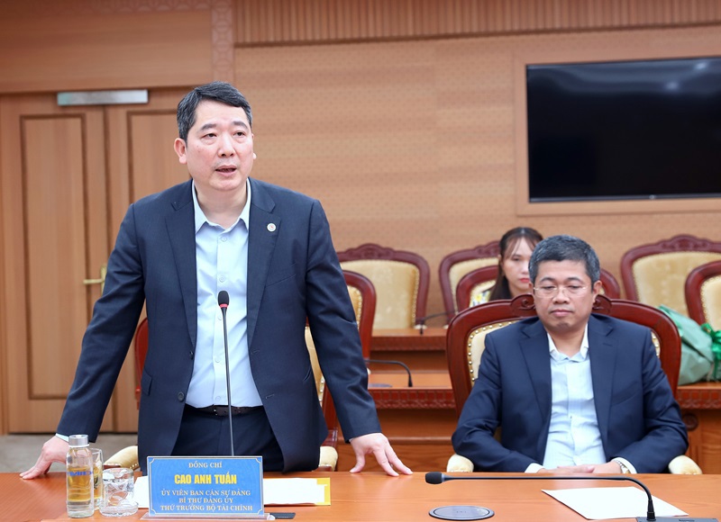 Bí thư Đảng ủy Bộ Tài chính Cao Anh Tuấn đề nghị các đồng chí được giao nhiệm vụ mới tiếp tục phát huy sở trường, kinh nghiệm, năng lực công tác để chỉ đạo thực hiện tốt công tác xây dựng Đảng.