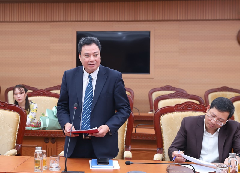 Đồng chí Đỗ Văn Trường - Tân Phó Bí thư Đảng ủy Bộ Tài chính thay mặt cho các đồng chí nhận quyết định phát biểu tại Hội nghị.