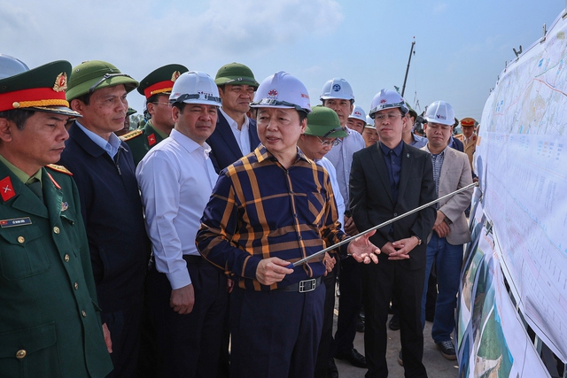 Phó Thủ tướng Trần Hồng Hà kiểm tra tiến độ dự án cao tốc Diễn Châu - Bãi Vọt tại vị trí nút giao với Quốc lộ 46B - Ảnh: VGP/Nhật Bắc