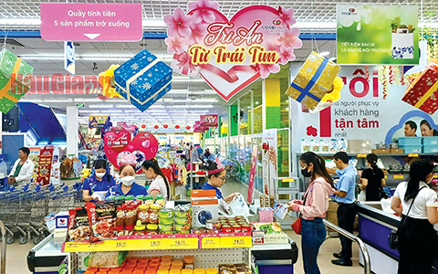 Siêu thị Co.opMart Vị Thanh trưng bày đầy ắp hàng hóa và tung ra nhiều chương trình khuyến mãi, tri ân khách hàng. Ảnh: Yến Linh
