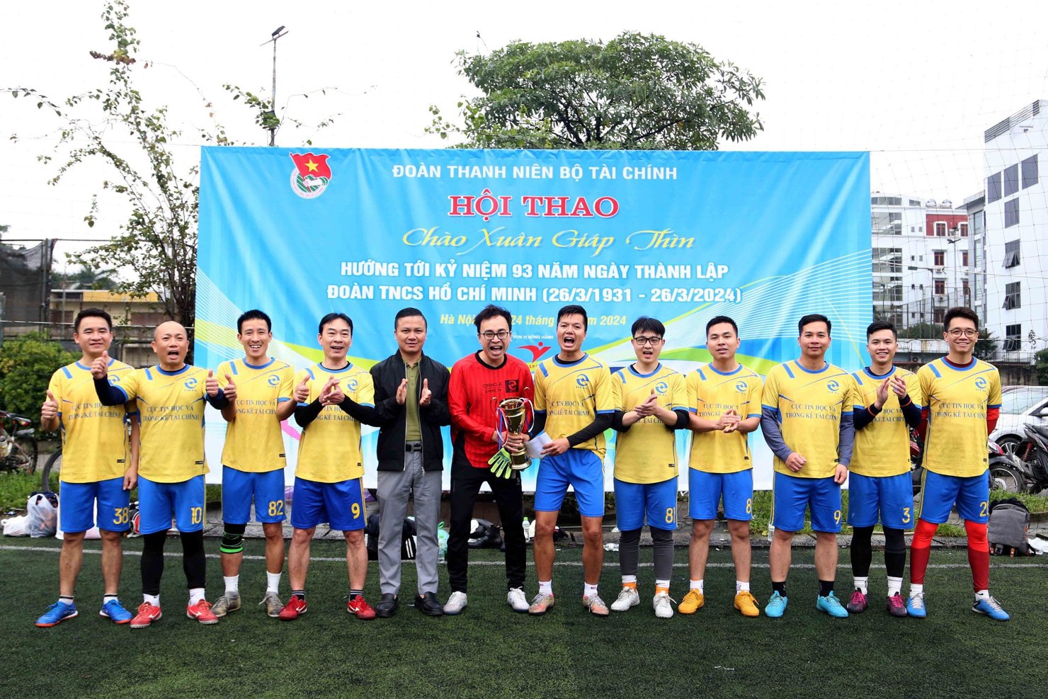 Liên quân 4 phát huy sức trẻ, tinh thần thể thao luôn dâng cao để đem đến những đường bóng đẹp mắt và giành Cup vô địch của Giải bóng đá chào Xuân. Ảnh: Đức Minh