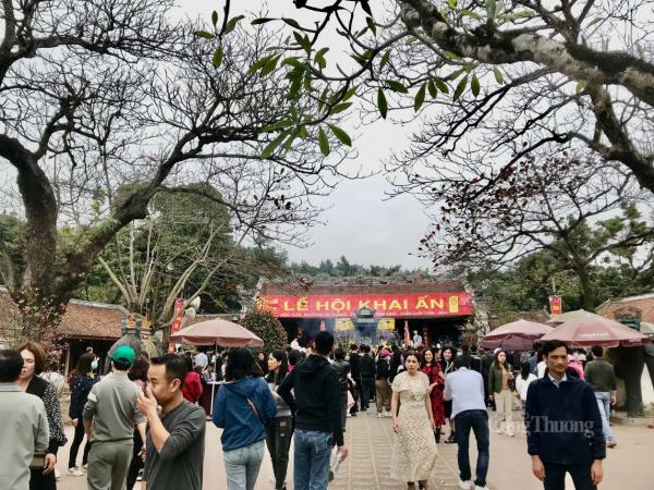 Đông đảo người dân tham gia Lễ hội Khai ấn Đền Trần (Nam Định). Ảnh: Hoa Quỳnh