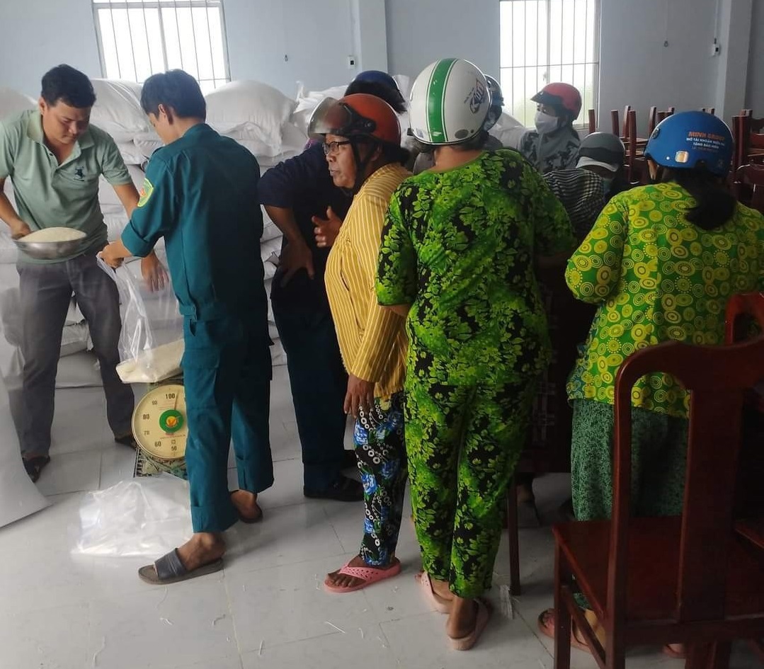 Người d&acirc;n được nhận gạo rất vui mừng, phấn khởi bởi đ&oacute;n Tết cổ truyền của d&acirc;n tộc, gia đ&igrave;nh họ được Ch&iacute;nh phủ quan t&acirc;m, hỗ trợ gạo, qua đ&oacute; gi&uacute;p họ c&oacute; c&aacute;i Tết no đủ hơn.