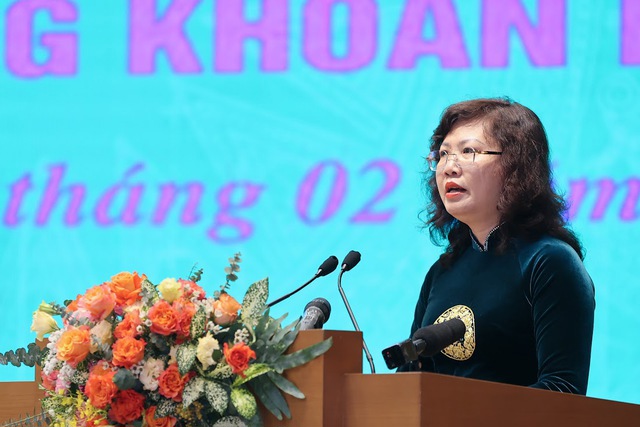 Chủ tịch UBCKNN Vũ Thị Ch&acirc;n Phương tr&igrave;nh b&agrave;y b&aacute;o c&aacute;o t&oacute;m tắt t&igrave;nh h&igrave;nh TTCK Việt Nam năm 2023 v&agrave; triển vọng năm 2024. Ảnh: VGP
