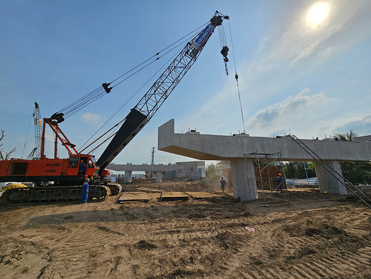 Thi công cầu Châu Đốc giúp đóng góp vào kết quả giải ngân vốn đầu tư công của tỉnh An Giang. Ảnh: Ngô Chuẩn