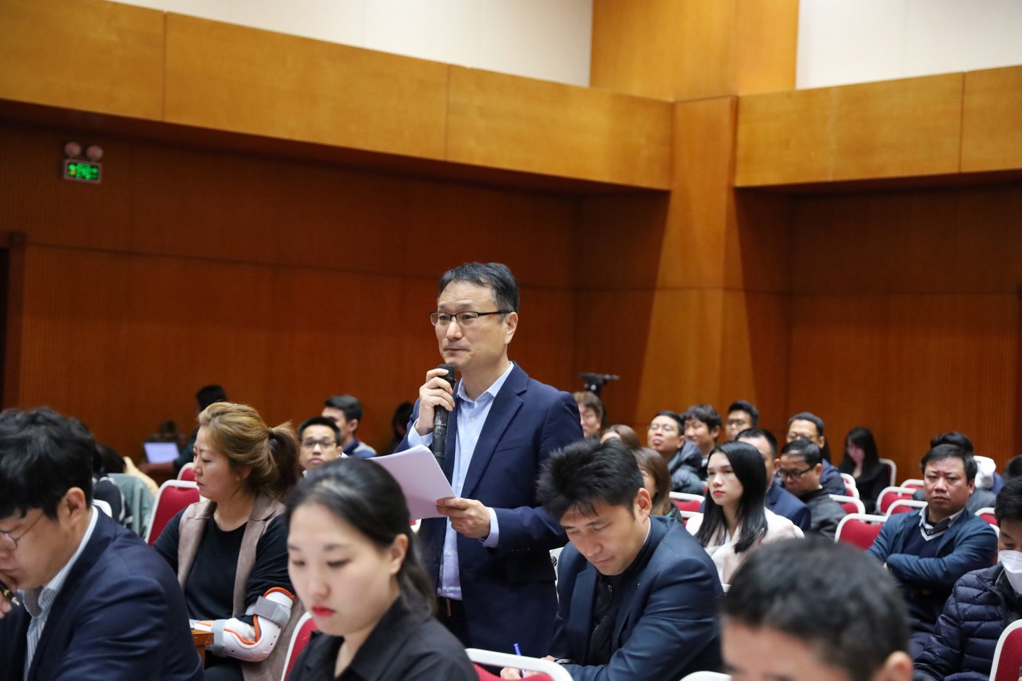 Đại diện DN H&agrave;n Quốc n&ecirc;u những vướng mắc cụ thể tại Hội nghị.&nbsp;