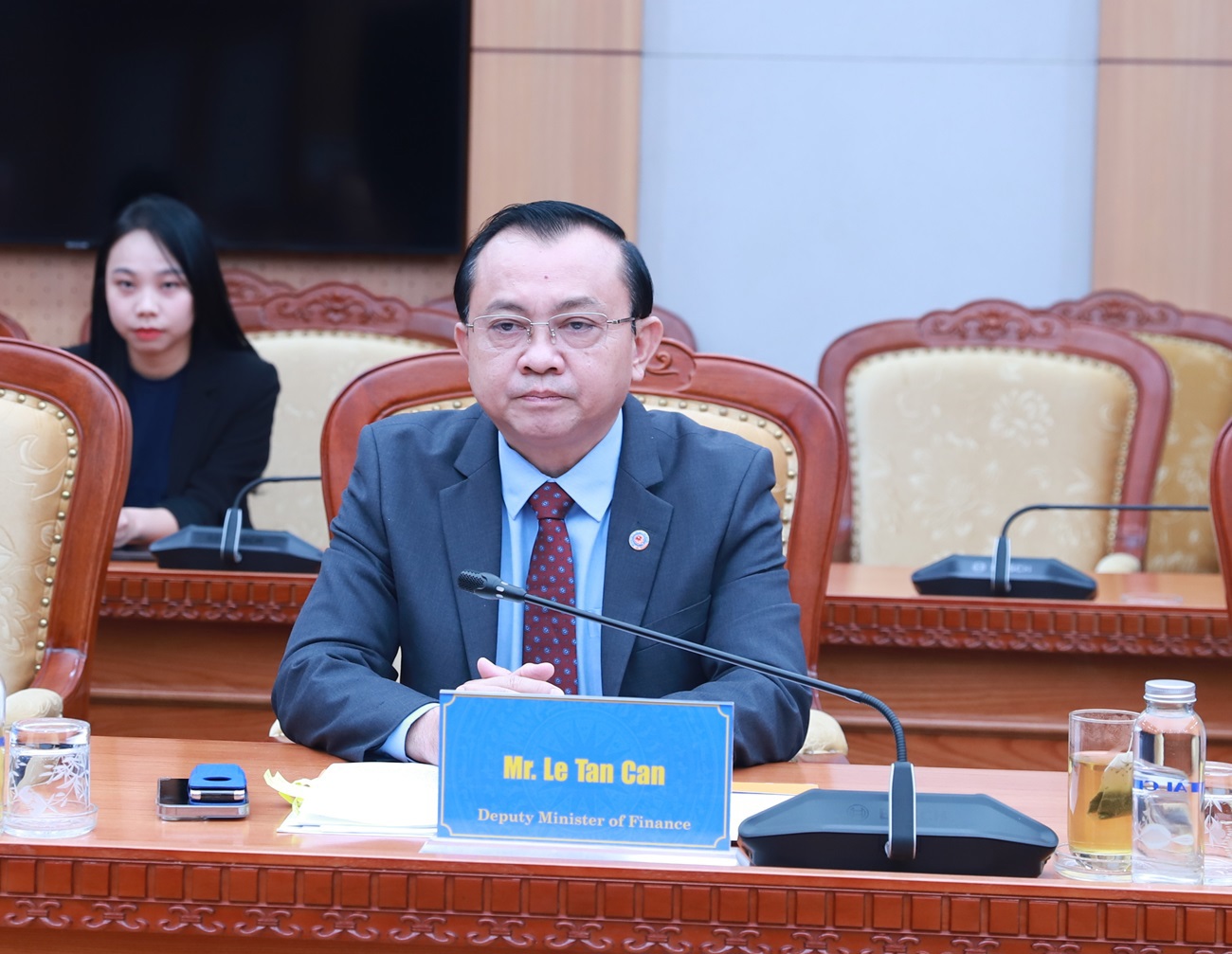 Thứ trưởng Bộ T&agrave;i ch&iacute;nh L&ecirc; Tấn Cận ph&aacute;t biểu tại buổi l&agrave;m việc.