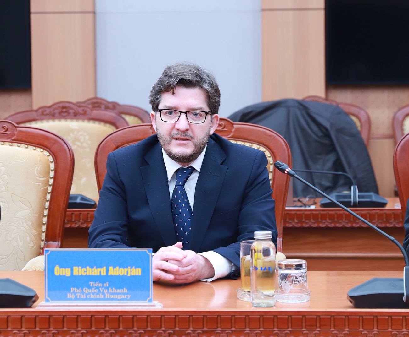 Ph&oacute; Quốc Vụ khanh Bộ T&agrave;i ch&iacute;nh Hungary:&nbsp;Bộ T&agrave;i ch&iacute;nh Hungary mong muốn tiếp tục hợp t&aacute;c với Việt Nam trong c&aacute;c lĩnh vực quản l&yacute; t&agrave;i ch&iacute;nh c&ocirc;ng để g&oacute;p phần thắt chặt mối quan hệ trong thời gian tới.