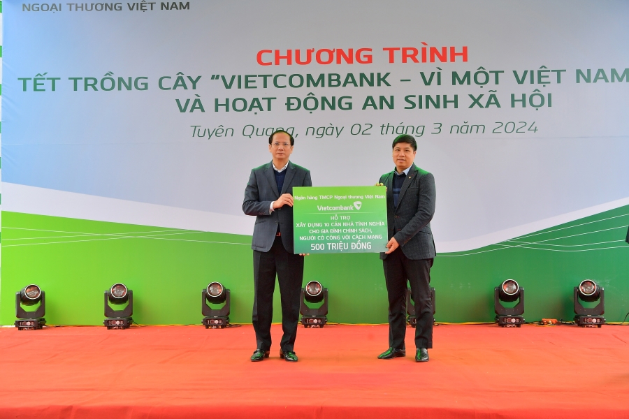 &Ocirc;ng H&ocirc;̀ng Quang - Thành vi&ecirc;n HĐQT, Chủ tịch C&ocirc;ng đoàn Vietcombank (b&ecirc;n phải) trao bi&ecirc;̉n tượng trưng kinh phí x&acirc;y dựng 10 căn nh&agrave; tình nghĩa cho đại diện l&atilde;nh đạo địa phương -&nbsp;&ocirc;ng Giang Tu&acirc;́n Anh, Chủ tịch UBND huyện Sơn Dương