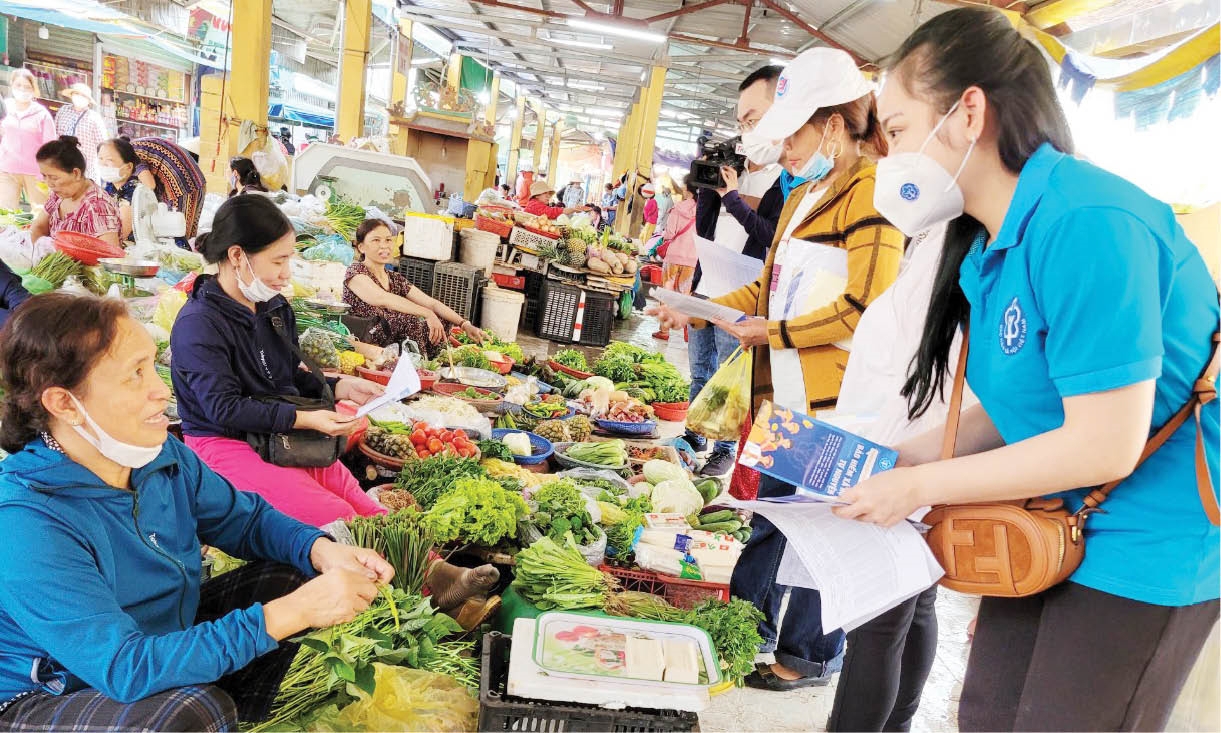 Thời gian qua, cơ quan BHXH tăng cường phối hợp với cấp ủy đảng, chính quyền các cấp lãnh đạo, chỉ đạo tuyên truyền về những lợi ích khi tham gia BHXH, BHYT.