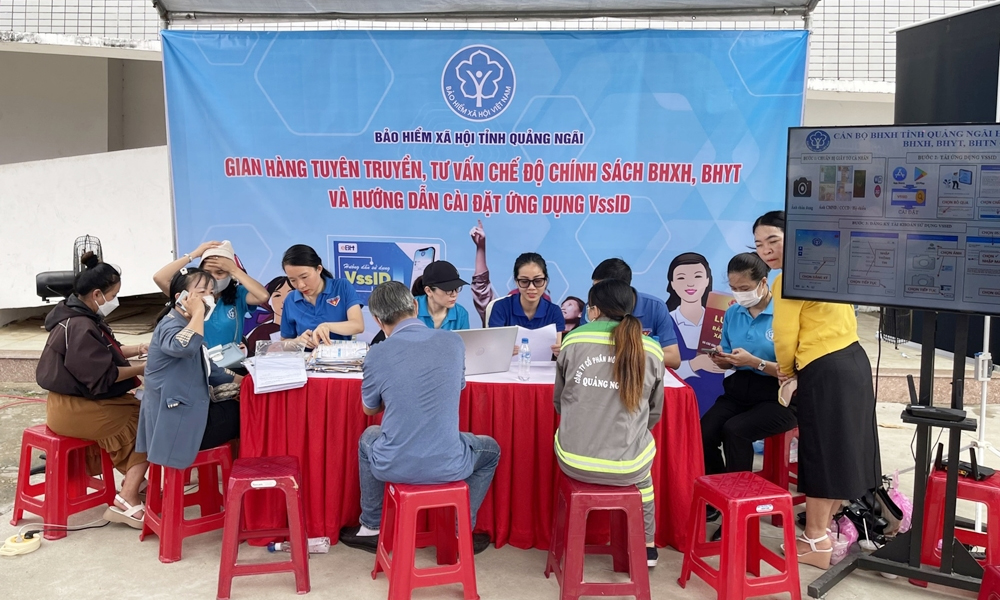BHXH tỉnh Quảng Ngãi mở gian hàng tuyên truyền, tư vấn chế độ chính sách BHXH, BHYT và hướng dẫn cài đặt ứng dụng VssID.