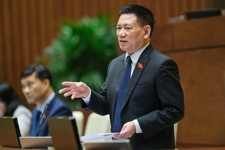 Bộ trưởng Bộ Tài chính Hồ Đức Phớc chịu trách nhiệm trả lời chính của nhóm vấn đề tài chính.