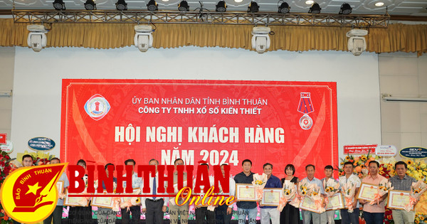 Trao bằng khen của Chủ tịch UBND tỉnh cho các đại lý vé số. Ảnh: Nguyễn Luân