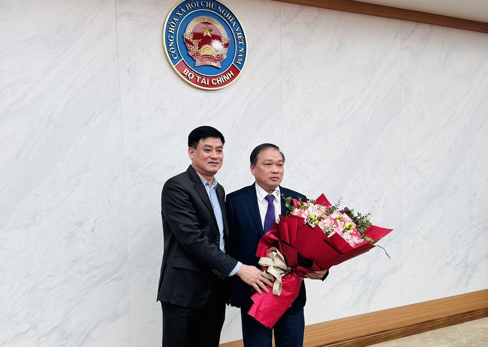 Ông Hoàng Văn Thu - Phó Chủ tịch UBCKNN tặng hoa chúc mừng ông Lương Hải Sinh.