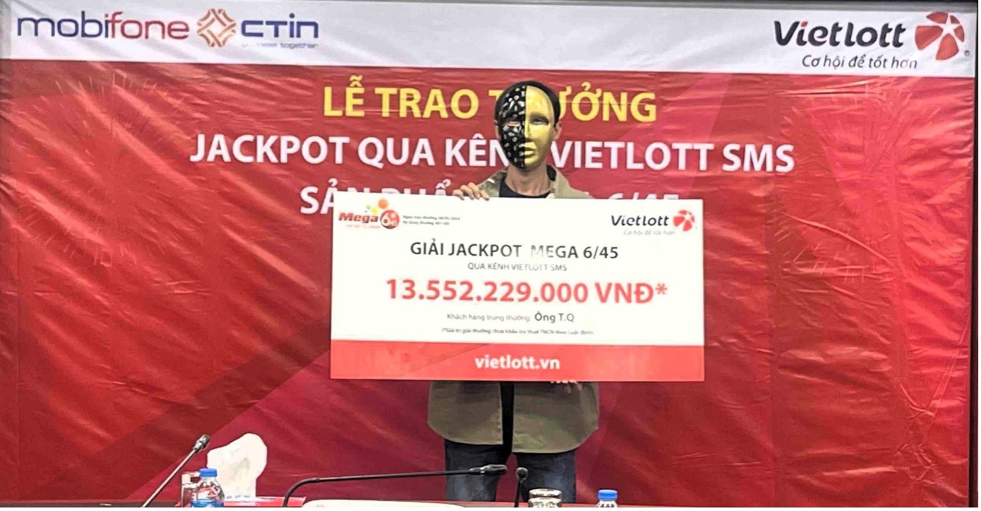 Ngay khi biết tin trúng giả Jackpot, anh T.Q. đã thông báo với vợ đầu tiên và đưa vợ cùng đi nhận thưởng đúng ngày 8/3. Ảnh: Vietlott.