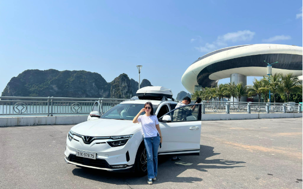 Chị Nguyễn Thị Minh Thơ tạo dáng bên chiếc VF 8 màu trắng của mình. Ảnh: VFS