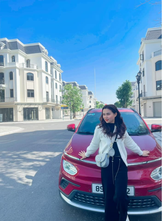 Chị Phạm Thị Ngát khẳng định đi xe điện không những rất ổn mà còn rất "phê". Ảnh: VFS
