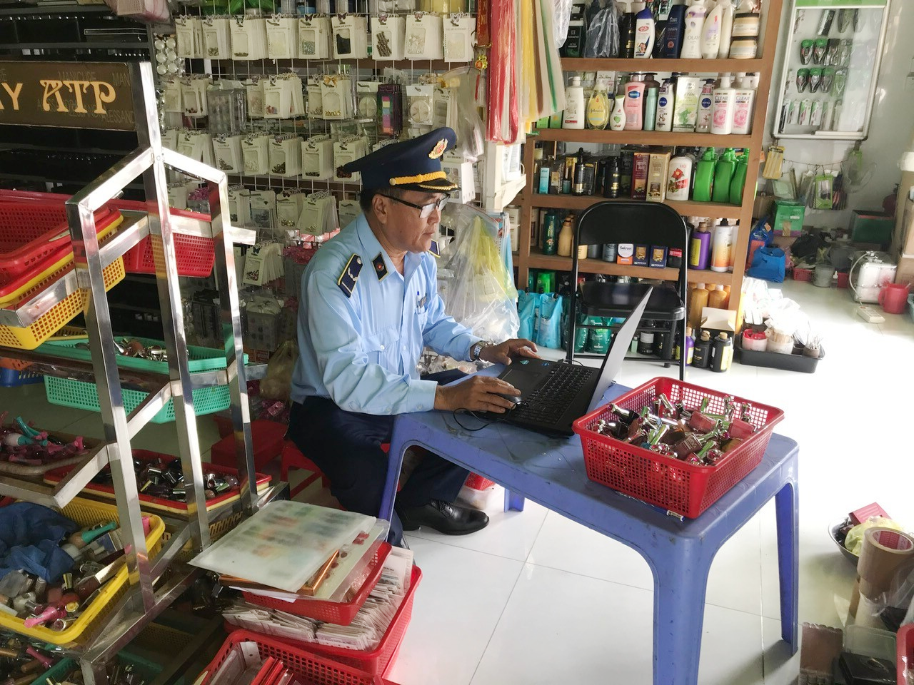 Đo&agrave;n kiểm tra lập bi&ecirc;n bản, tạm giữ mỹ phẩm kh&ocirc;ng r&otilde; nguồn gốc xuất xứ