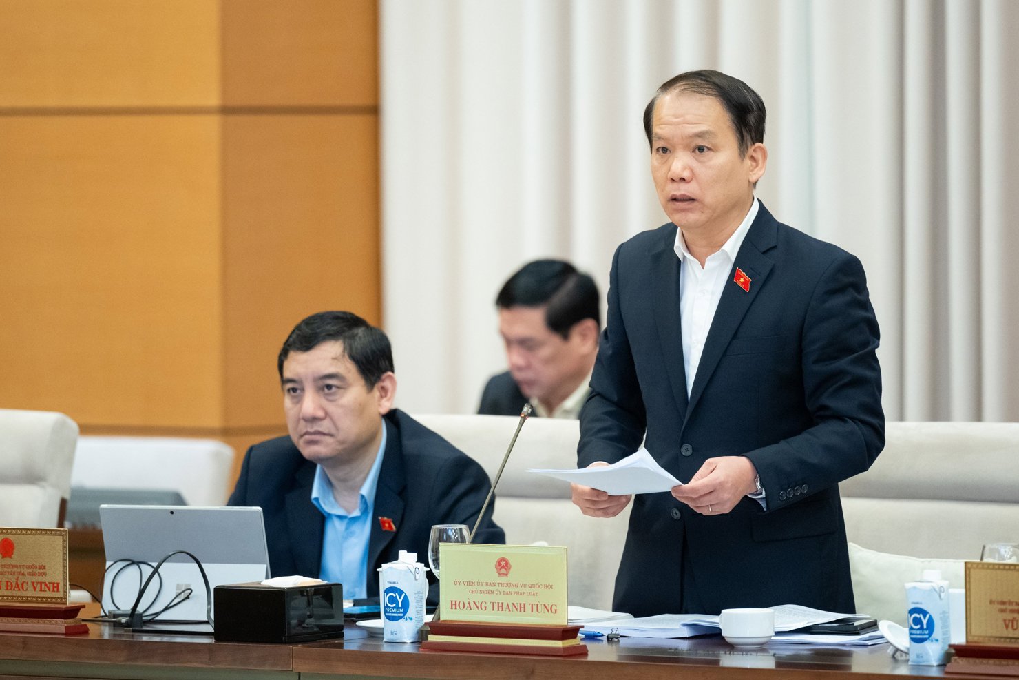 &Ocirc;ng Ho&agrave;ng Thanh T&ugrave;ng - Chủ nhiệm Ủy ban Ph&aacute;p luật của Quốc hội tr&igrave;nh b&agrave;y b&aacute;o c&aacute;o tại Phi&ecirc;n họp.
