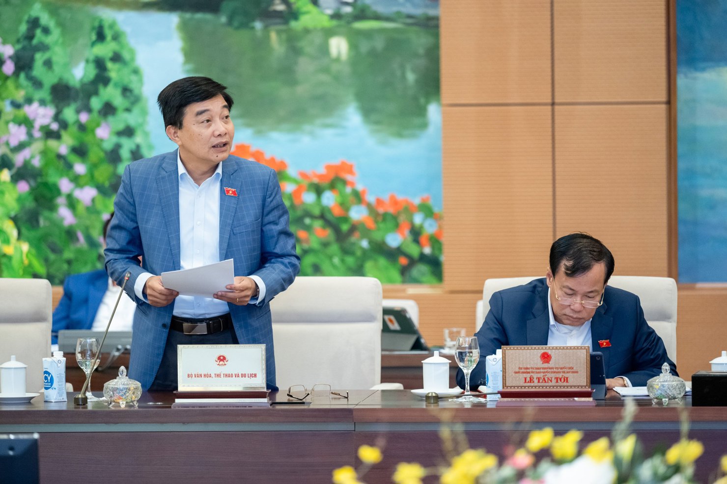 Ông Nguyễn Minh Sơn - Phó Chủ nhiệm Ủy ban Kinh tế trình bày báo cáo tại Phiên họp.