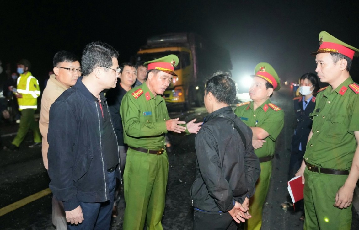 Lực lượng chức năng Thừa Thi&ecirc;n Huế tiến h&agrave;nh điều tra, l&agrave;m r&otilde; nguy&ecirc;n nh&acirc;n c&aacute;c vụ tai nạn tr&ecirc;n cao tốc (Ảnh Cổng TT UBND tỉnh TTH)