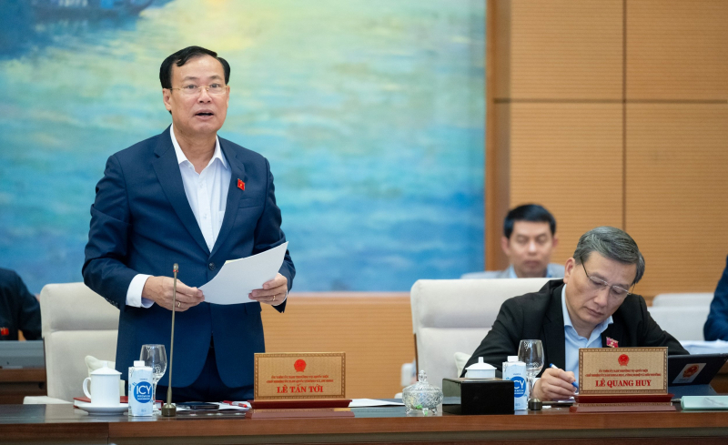 Chủ nhiệm Ủy ban Quốc phòng và An ninh Lê Tấn Tới trình bày báo cáo tại phiên họp. Ảnh: Hồ Long