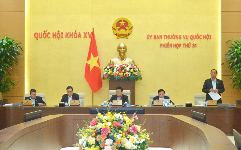 Phó Chủ tịch Quốc hội, Thượng tướng Trần Quang Phương điều hành phiên họp. Ảnh: Hồ Long