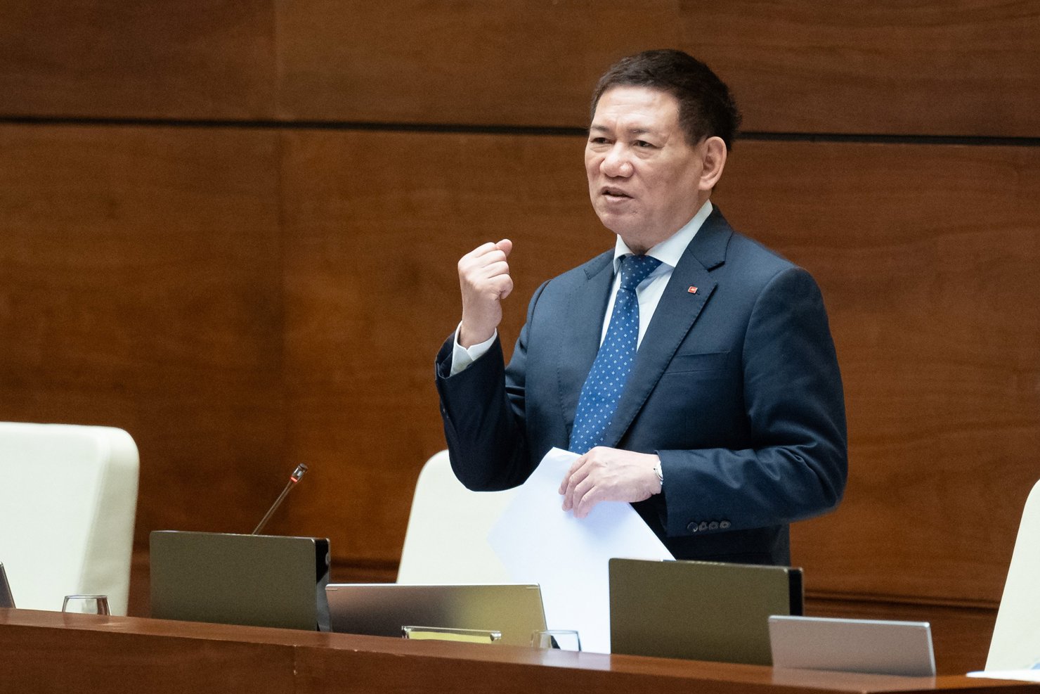 Bộ trưởng Bộ Tài chính Hồ Đức Phớc trả lời chất vấn của các đại biểu với tinh thần trách nhiệm cao.