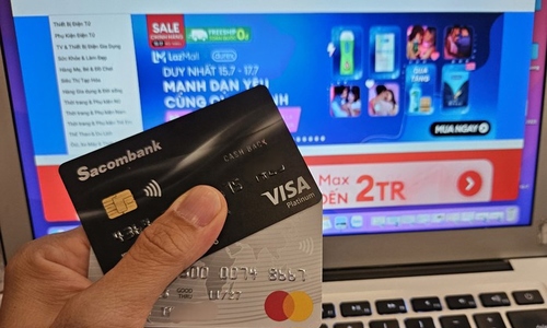 Trước khi ký hợp đồng mở thẻ tín dụng, khách hàng cần phải biết rõ lãi suất cho vay, lãi suất phạt chậm trả là bao nhiêu, các loại phí và mức phải nộp...