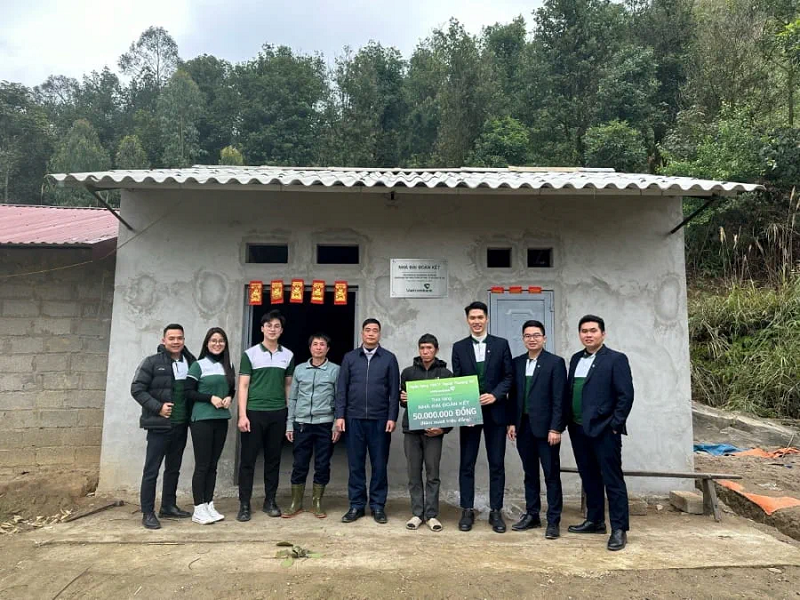 Đại diện Vietcombank Hải Dương trao tặng nh&agrave; cho &ocirc;ng L&agrave;nh Văn Nh&oacute;t - Th&ocirc;n Bản Rọoc, x&atilde; T&uacute; Mịch, huyện Lộc B&igrave;nh &nbsp;
