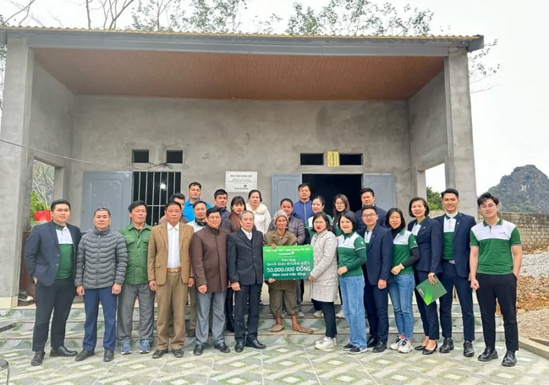 Đại diện Vietcombank Hải Dương trao tặng nh&agrave; cho &ocirc;ng Triệu Văn Hiển - th&ocirc;n Lặp Pịa, x&atilde; Mẫu Sơn, huyện Lộc B&igrave;nh, tỉnh Lạng Sơn &nbsp;