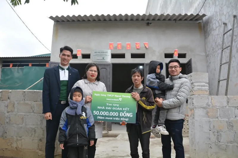 Đại diện Vietcombank Hải Dương trao tặng nh&agrave; cho &ocirc;ng Nguyễn Văn An - Th&ocirc;n Sơn Đ&ocirc;ng, x&atilde; Y&ecirc;n Vượng, huyện Hữu Lũng &nbsp;