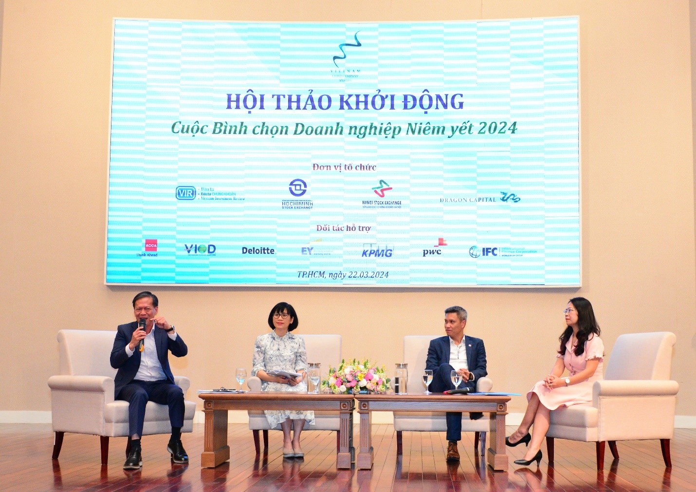 C&aacute;c đại biểu tại&nbsp;Hội thảo &ldquo;Khởi động Cuộc B&igrave;nh chọn Doanh nghiệp Ni&ecirc;m yết 2024&rdquo; (VLCA 2024).