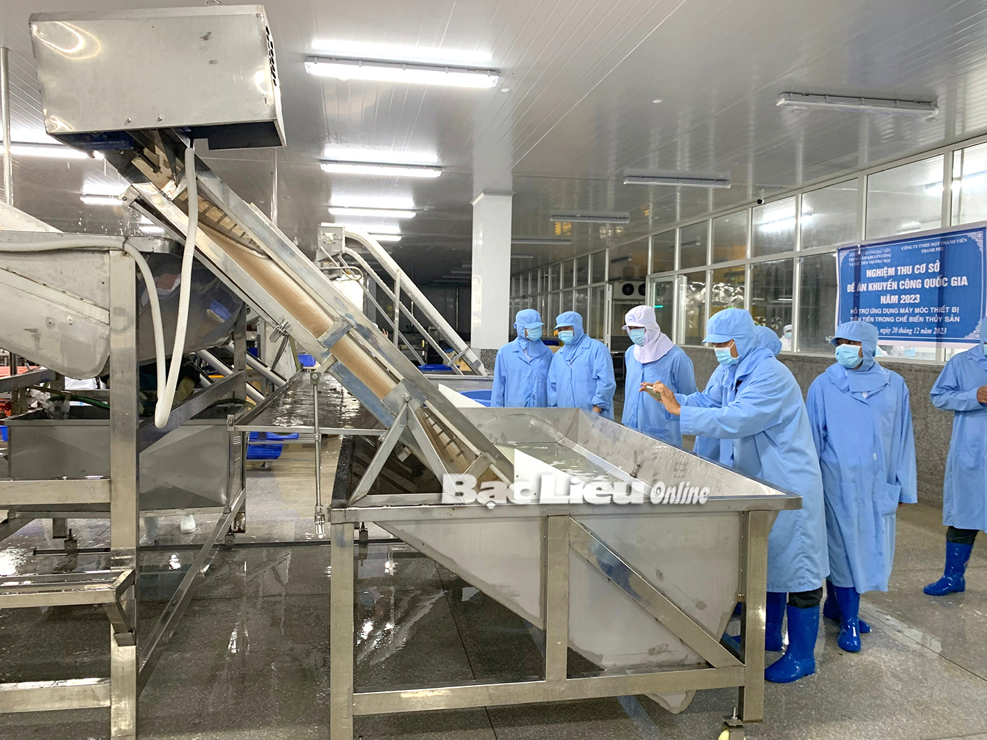 Nghiệm thu Đề án “Hỗ trợ ứng dụng máy móc thiết bị tiên tiến trong chế biến thủy sản” tại Công ty TNHH MTV Thanh Phu (huyện Hòa Bình). Ảnh: T. Q
