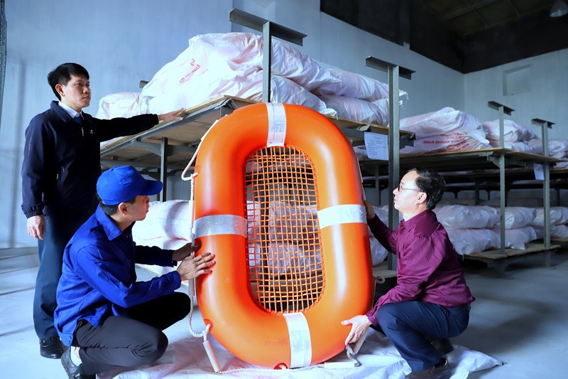 Đoàn Kiểm tra mùa Xuân của Cục DTNN khu vực Đông Bắc kiểm tra công tác bảo quản vật tư tại điểm kho Chi cục DTNN Thủy Nguyên.
