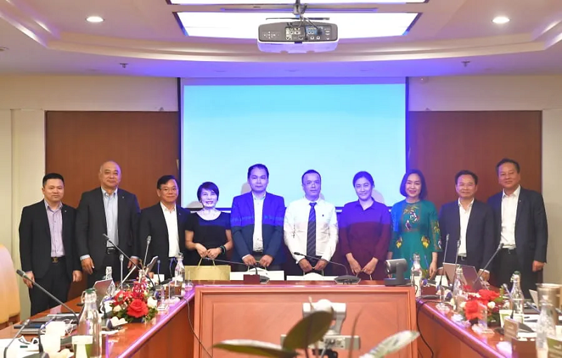 Đại diện&nbsp;Ban L&atilde;nh đạo&nbsp;Vietcombank v&agrave; đơn vị đầu mối tổ chức Hội thảo&nbsp;chụp ảnh lưu niệm c&ugrave;ng&nbsp;c&aacute;c diễn giả &nbsp;
