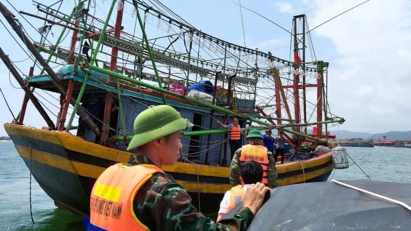 Bộ đội Biên phòng tỉnh Quảng Bình kiểm tra tàu cá ngay tại cửa biển trước khi đánh bắt xa bờ.