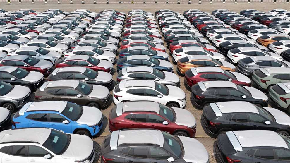 Xe điện của Trung Quốc đang chờ xuất khẩu tại cảng Yên Đài, Sơn Đông, Trung Quốc