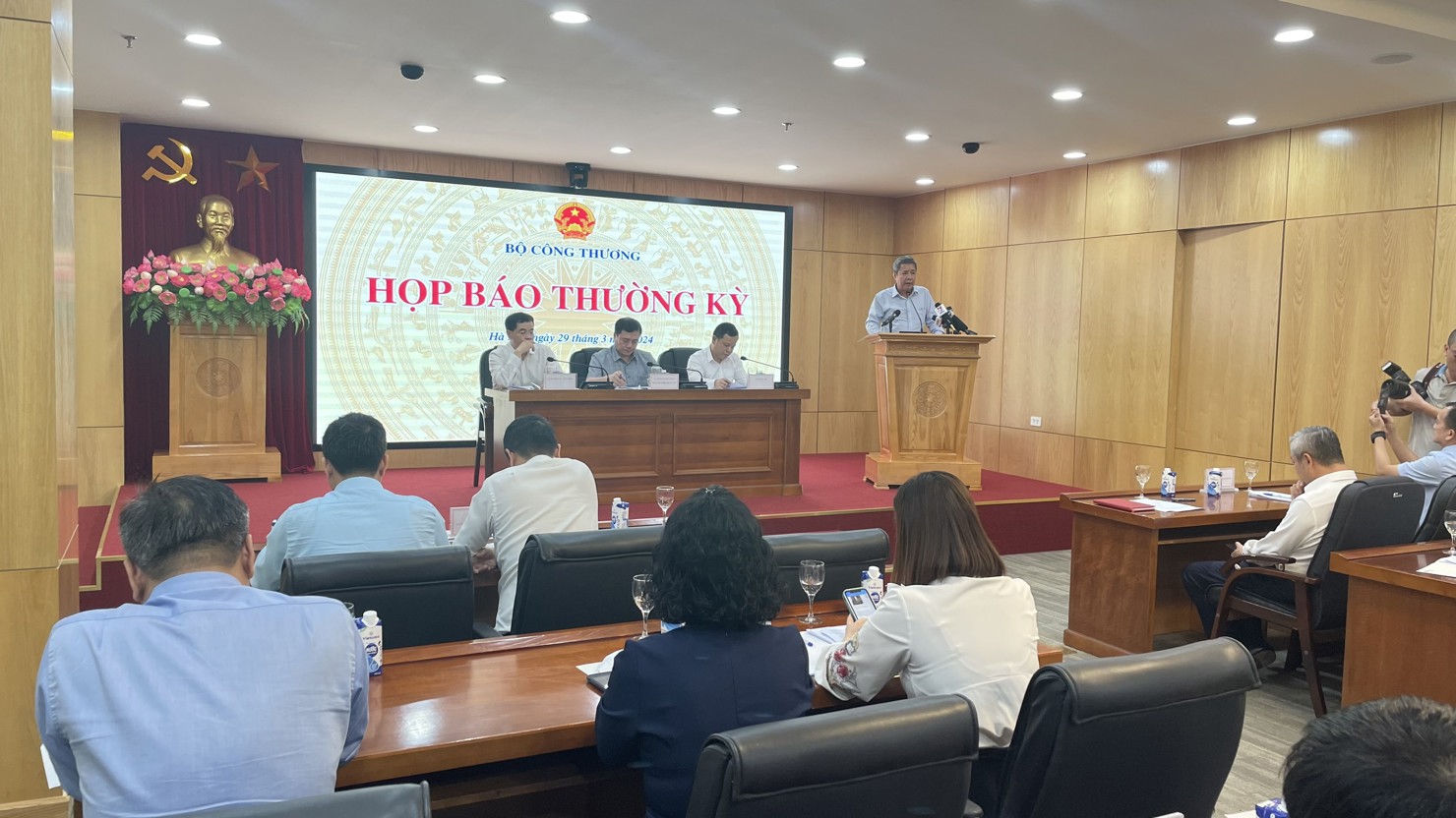 To&agrave;n cảnh họp b&aacute;o.