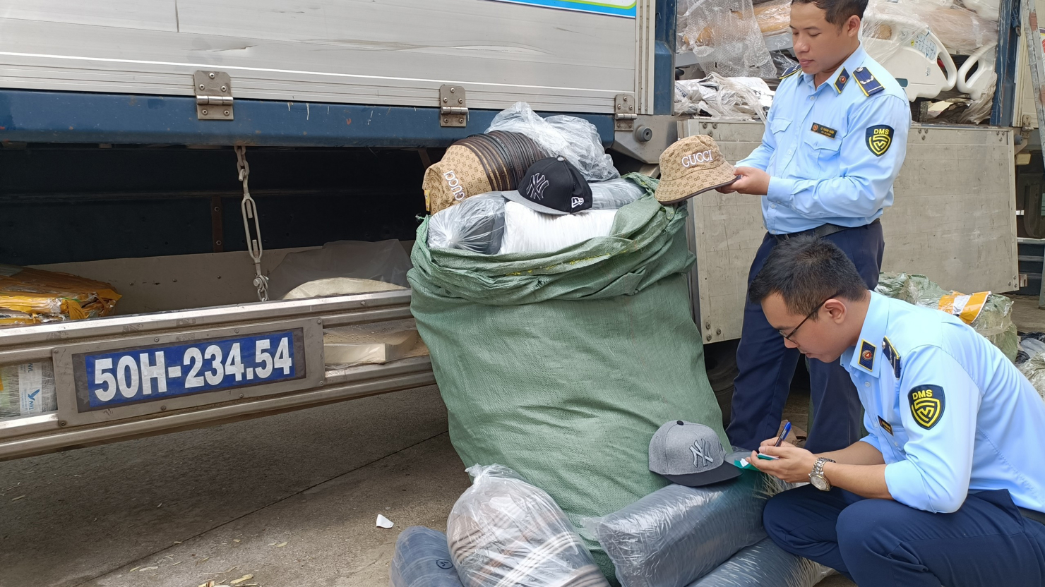 Cục QLTT Quảng Bình phát hiện thu giữ 1.300 mũ thời trang giả mạo nhãn hiệu