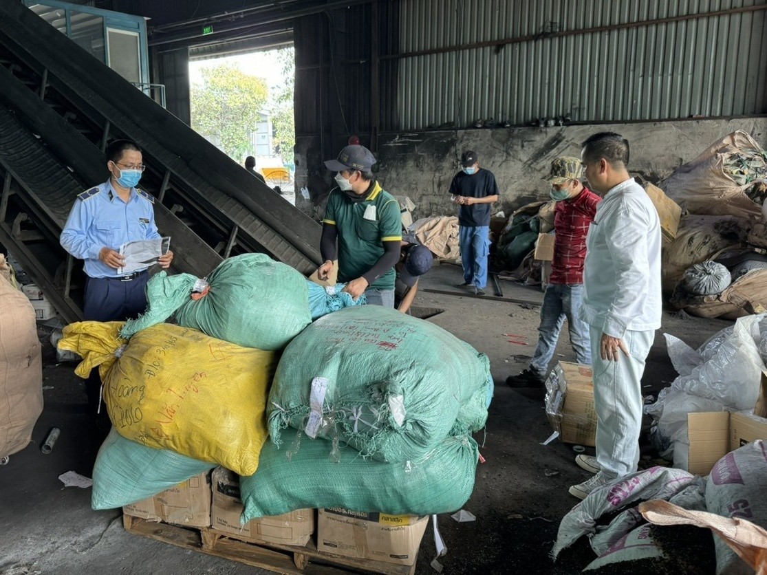 Lực lượng QLTT TP. Hồ Chí Minh giám sát tiêu hủy gần 42 nghìn sản phẩm hàng hóa vi phạm, trị giá hơn 1,4 tỷ đồng 